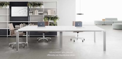 Tavolo riunioni ufficio rettangolare da 240 x 140 cm con due piani composti in conglomerato ligneo spessore 18 mm rivestito in melaminico, 2 top access centrali per la gestione dei cavi, marsupio sottopiano per alloggiamento cavetteria e struttura gambe in estruso di alluminio a forma trapezoidale.