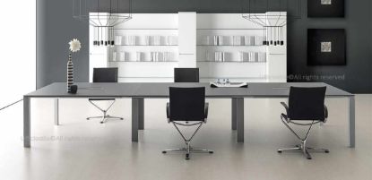 Tavolo riunioni modulare da 420 x 140 cm composto da 3 moduli da 140 cm ciascuno, con piano in MDF spessore 18 mm rivestito in melaminico nero opaco e piani terminali dotati di top access con spazzoline e sportello apribile per la gestione ordinata dei cavi.