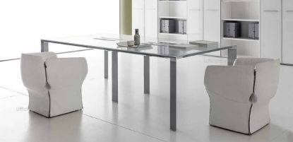 Tavolo riunioni rettangolare da 240 x 120 cm con 2 moduli di piano in vetro temprato extra-chiaro spessore 10 mm, finitura lucida retrolaccata bianca, bordi lavorati a filo lucido, 2 top access con coperchio a ribalta, gambe terminali e gambe centrali rientrate in estruso di alluminio a forma trapezoidale.