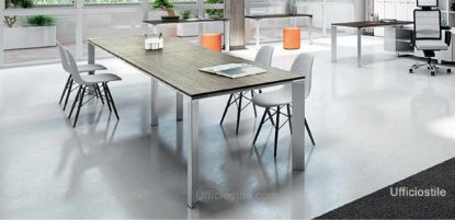 Tavolo conference rettangolare da 320 x 80 cm con piano unico in conglomerato ligneo spessore 18 mm rivestito in nobilitato melaminico, disponibile in quattro finiture, e gambe terminali in estruso di alluminio a forma trapezoidale, ideale per sale riunioni, sale conference e ambienti di lavoro con spazi limitati.