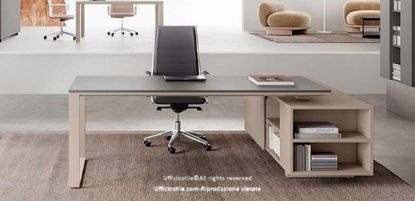 Scrivania direzionale Linea 472 con piano in MDF spessore 18 mm rivestito melaminico soft touch, disponibile nelle finiture bianco opaco, tortora, grafite, verde opaco e nero opaco, bordi in ABS spessore 2 mm e mobile di servizio portante con anta scorrevole lato operatore, cassettiera a tre cassetti con serratura e vani interni per archiviazione.