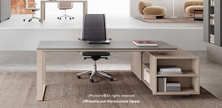Scrivania direzionale Linea 472 con piano in MDF spessore 18 mm rivestito melaminico soft touch, disponibile nelle finiture bianco opaco, tortora, grafite, verde opaco e nero opaco, bordi in ABS spessore 2 mm e mobile di servizio portante con anta scorrevole lato operatore, cassettiera a tre cassetti con serratura e vani interni per archiviazione.