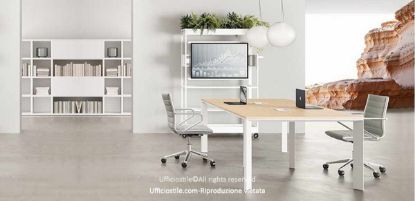 Composizione Linea 472 con tavolo riunioni da 240 x 120 cm in conglomerato ligneo rivestito melaminico, bordi ABS, due top access con sportelli apribili su entrambi i lati e mobile wall su ruote porta TV con struttura in tubolare d’acciaio, ripiani, vasche e carter in lamiera verniciata bianca, nera o antracite.