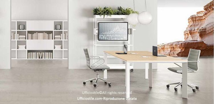Composizione Linea 472 con tavolo riunioni da 240 x 120 cm in conglomerato ligneo rivestito melaminico, bordi ABS, due top access con sportelli apribili su entrambi i lati e mobile wall su ruote porta TV con struttura in tubolare d’acciaio, ripiani, vasche e carter in lamiera verniciata bianca, nera o antracite.