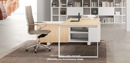 Scrivania direzionale Linea 472 da 180 cm con piano in conglomerato ligneo spessore 18 mm rivestito melaminico, bordi perimetrali in ABS spessore 2 mm e mobile di servizio portante con anta scorrevole lato operatore, struttura coordinata e finiture Noce Maroncelli, Rovere Chiaro, Rovere Scuro o Rovere Naturale.
