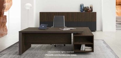 Composizione direzionale Linea 472 con scrivania da 180 cm in conglomerato ligneo spessore 18 mm rivestito melaminico, pannelli laterali di finitura, mobile di servizio portante con anta scorrevole lato operatore, vano portacomputer con griglia di aerazione e passacavi, e due madie coordinate da 180 cm con ampio spazio interno per archiviazione.