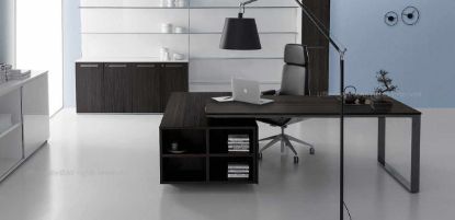 Scrivania direzionale Linea 472 da 180 cm con piano in conglomerato ligneo spessore 18 mm rivestito melaminico, bordi in ABS spessore 2 mm, mobile di servizio portante con anta scorrevole lato operatore, cassettiera a tre cassetti con serratura, vani interni e finiture Noce Maroncelli, Rovere Chiaro, Rovere Scuro o Rovere Naturale.