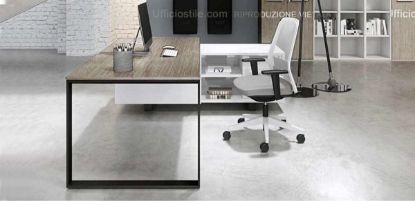 Scrivania direzionale Linea 472 con piano in conglomerato ligneo spessore 18 mm rivestito melaminico, struttura metallica nera o alluminio, mobile di servizio portante con 3 cassetti con serratura, anta scorrevole, griglia di aerazione, top access per la gestione dei cavi e finitura in laminato bianco lucido antigraffio.