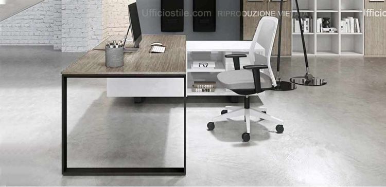 Scrivania direzionale Linea 472 con piano in conglomerato ligneo spessore 18 mm rivestito melaminico, struttura metallica nera o alluminio, mobile di servizio portante con 3 cassetti con serratura, anta scorrevole, griglia di aerazione, top access per la gestione dei cavi e finitura in laminato bianco lucido antigraffio.