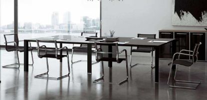 Tavolo riunioni direzionale da 240 x 120 cm con piano in vetro temperato extrachiaro spessore 10 mm, superficie acidata e retrolaccata nera, bordi a filo lucido, struttura metallica nera o alluminio e due sportelli top access integrati con spazzolina passacavi per la gestione ordinata dei cavi.