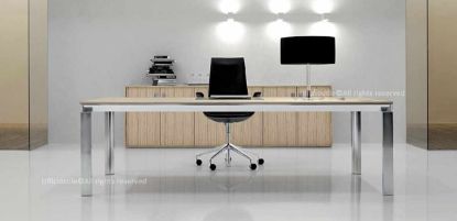 Scrivania direzionale da 200 x 80 cm con piano in melaminico spessore 14 mm, bordo ABS 1,5 mm, gambe in alluminio estruso finitura brill spazzolata sezione 80 x 80 mm, travi sotto piano in acciaio 30 x 30 mm e design lineare per uffici direzionali contemporanei.