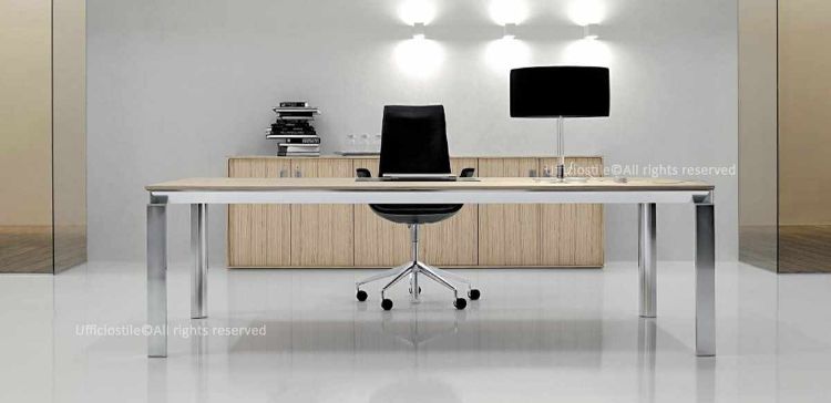 Scrivania direzionale da 200 x 80 cm con piano in melaminico spessore 14 mm, bordo ABS 1,5 mm, gambe in alluminio estruso finitura brill spazzolata sezione 80 x 80 mm, travi sotto piano in acciaio 30 x 30 mm e design lineare per uffici direzionali contemporanei.