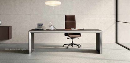 Scrivania direzionale in legno da 180 x 80 cm con piano impiallacciato spessore 14 mm, bordatura in legno massello su tutto il perimetro, gambe pannellate coordinate in conglomerato ligneo rivestito in legno e passacavo centrale tipo Y con sportello a ribalta in finitura abbinata.
