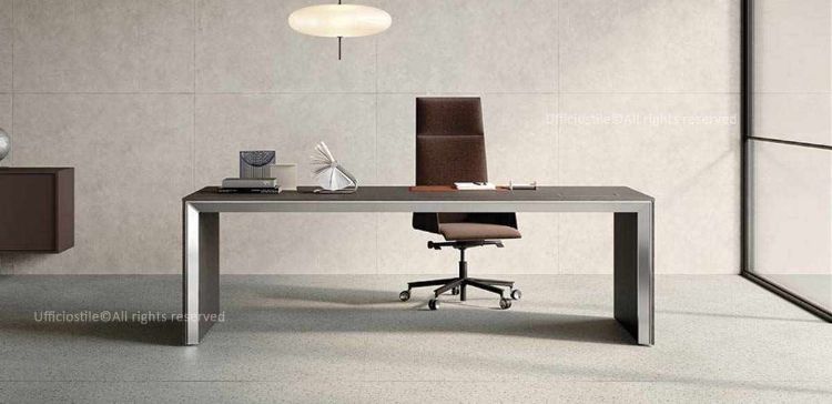 Scrivania direzionale in legno da 180 x 80 cm con piano impiallacciato spessore 14 mm, bordatura in legno massello su tutto il perimetro, gambe pannellate coordinate in conglomerato ligneo rivestito in legno e passacavo centrale tipo Y con sportello a ribalta in finitura abbinata.
