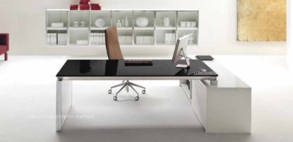 Scrivania design da 180 x 80 cm con piano in vetro temperato retroverniciato, travi in alluminio brill spazzolato e contenitore strutturale monofacciale elettrificato in MDF laccato, ideale per uffici direzionali moderni e postazioni manageriali di rappresentanza.