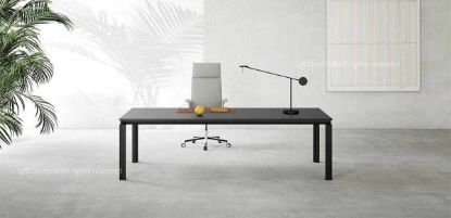 Scrivania direzionale da 200 x 100 cm con piano in MDF laccato opaco spessore 14 mm, bordo ABS 1,5 mm, gambe in alluminio estruso nero opaco sezione 80 x 80 mm, verniciatura a polveri epossidiche atossiche e design essenziale per uffici direzionali contemporanei.