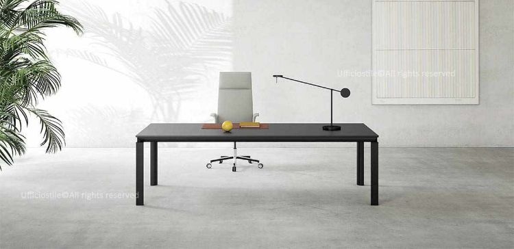 Scrivania direzionale da 200 x 100 cm con piano in MDF laccato opaco spessore 14 mm, bordo ABS 1,5 mm, gambe in alluminio estruso nero opaco sezione 80 x 80 mm, verniciatura a polveri epossidiche atossiche e design essenziale per uffici direzionali contemporanei.