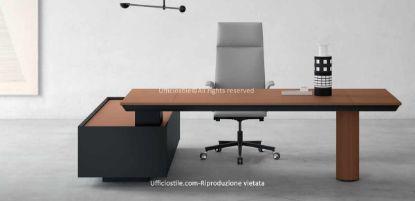 Scrivania direzionale da 220 x 200 cm con piano in fibrolegno spessore 14 mm rivestito in ecopelle con cuciture tono su tono, mobile di servizio bifacciale portante con pannelli in nobilitato melaminico, frontali in MDF laccato o impiallacciato, zoccolo in acciaio regolabile, vani passacavi e predisposizione per cassetti soft-closing.
