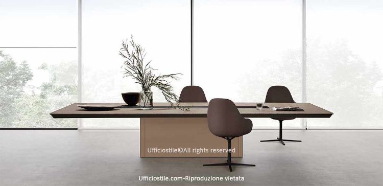 Tavolo riunioni da 320 x 140 cm per sale conferenze e ambienti direzionali, con piano rettangolare in melaminico spessore 14 mm, bordo ABS 1,5 mm, base centrale in acciaio rivestita con pannelli laccati opaco, vano tecnico centrale con sportello flip-top integrato e predisposizione per prese e accessori multimediali.