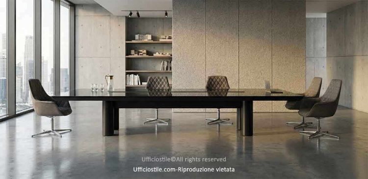 Tavolo riunioni in vetro da 320 x 140 cm con piano in vetro temperato retroverniciato spessore 12 mm, bordo filo lucido, colonne centrali passacavi in alluminio Ø 200 mm e vano tecnico centrale con flip-top a doppia apertura, completo di prese Schuko, Francia o UK, HDMI, USB-A e USB-C alimentate.