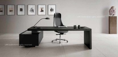 Scrivania direzionale da 180 cm con piano e gamba spessore 70 mm rivestiti in ecopelle, mobile strutturale sottoscrivania bifacciale laccato opaco da 200 x 75 cm con vani ad ante su lato interno ed esterno, vano tecnico per salita cavi, distanziatore predisposto per prese ad incasso e possibilità di integrazione wireless per ricarica smartphone e apertura tramite app.