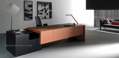 Scrivania direzionale da 220 cm con piano e gamba spessore 70 mm rivestiti in ecopelle, mobile strutturale quadrato 90 x 90 cm laccato opaco con 3 cassetti con maniglie a gola, vano porta PC o porta borse con griglia di aerazione, tappo passacavi sul top e top access integrato per elettrificazione della postazione.
