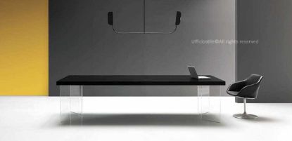 Tavolo riunioni rettangolare da 220 x 100 cm con piano laccato opaco spessore 70 mm, realizzato in tamburato di MDF nobilitato con carta melaminizzata e fondo poliuretanico, verniciato con finitura poliuretanica goffrata opaca, e basamenti in vetro temperato trasparente extrachiaro spessore 15 mm per effetto sospeso.