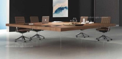 Tavolo riunioni quadrato da 240 x 240 cm composto da 4 piani di lavoro in legno da 120 x 120 cm ciascuno, spessore 70 mm, realizzati in tamburato di truciolare impiallacciato con precomposto di ajus, con basamenti in vetro temperato trasparente extrachiaro spessore 15 mm per effetto sospeso e capacità per 8/12 persone.