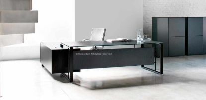 Scrivania direzionale moderna con piano in vetro acidato e retroverniciato, struttura metallica rettangolare, gonna frontale in melaminico, mobile di servizio sospeso con anta scorrevole e vano porta CPU con flap passacavi, abbinata a due madie contenitore a 3 ante con apertura push-pull e anta verticale in vetro.