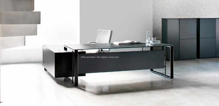 Scrivania direzionale moderna con piano in vetro acidato e retroverniciato, struttura metallica rettangolare, gonna frontale in melaminico, mobile di servizio sospeso con anta scorrevole e vano porta CPU con flap passacavi, abbinata a due madie contenitore a 3 ante con apertura push-pull e anta verticale in vetro.