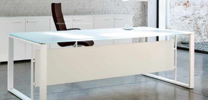 Scrivania direzionale moderna con piano in vetro acidato e retroverniciato bianco, nero o tortora da 200 x 100 cm, struttura chiusa rettangolare in metallo con gambe disponibili bianco, alluminio o nero e libreria bassa da 270 x 36 cm con ante in legno dotate di serratura.