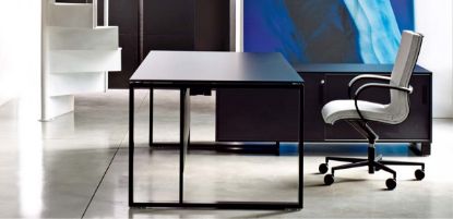 Scrivania direzionale moderna con piano in vetro spessore 20 mm da 200 x 100 cm, gonna frontale in legno, struttura chiusa rettangolare in metallo e mobile di servizio portante sospeso destro o sinistro con doppia anta scorrevole, flap passacavi, scocca in melaminico bianco, nero o tortora e top e frontali in legno rovere sbiancato, olmo o noce.