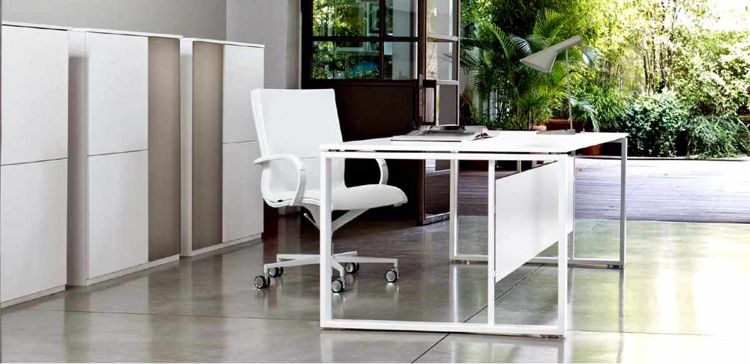 Scrivania direzionale moderna con piano in melaminico da 180 x 100 cm, gonna frontale in melaminico, struttura chiusa rettangolare in metallo e tre madie coordinate da 100 x 46 x 123 cm ciascuna, con anta verticale in vetro, due ante sovrapposte in melaminico, apertura push-pull e top di finitura.