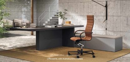 Scrivania executive Mux da 223 x 100 cm con piano in Fenix NTM spessore 52 mm, struttura con elemento centrale e pannello laterale, consolle in Oleomalta applicata su pannello da 50 mm, dettagli metallici nero RAL 9005 goffrato, mobile di servizio con 2 ante e cassetto laterale ad estrazione totale e cuscino dedicato per area lounge o attesa.
