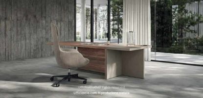 Scrivania direzionale Mux70 da 223 x 100 cm con piano in legno impiallacciato spessore 51 mm, struttura composta da elemento centrale e pannello laterale con telaio metallico, consolle in Oleomalta applicata su pannello da 50 mm con bordi ABS raggiati, piedini di regolazione e dettagli metallici nero RAL 9005 goffrato.
