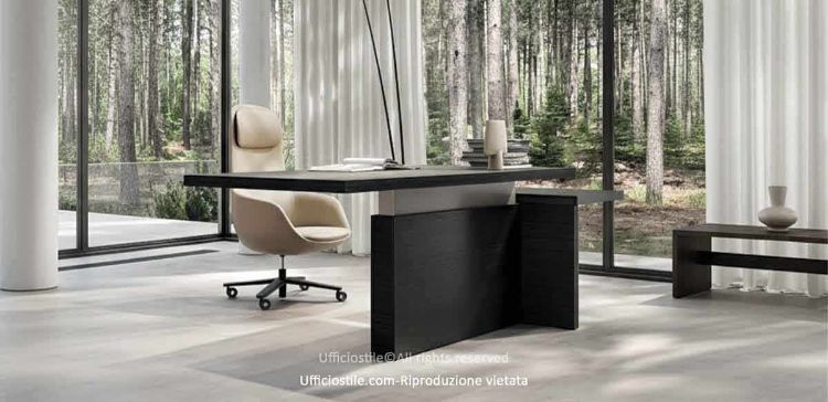 Scrivania direzionale elevabile Mux da 243 x 100 cm con piano in legno impiallacciato spessore 51 mm, consolle in Oleomalta applicata su pannello da 50 mm con bordi ABS raggiati, sistema regolabile in altezza con 2 colonne sezione 70 x 70 mm ed escursione di 40 cm, struttura metallica con piedini di regolazione e dettagli nero RAL 9005 goffrato.