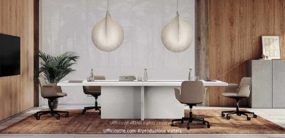 Tavolo riunione Mux rettangolare da 240 x 120 cm con piano in Fenix NTM spessore totale 52 mm, laminato HPL sul lato non a vista, bordatura in ABS con spigoli raggiati e inserto centrale rivestito in pelle Cat. P su pannello in truciolare con foglio di faesite da 3 mm.