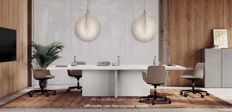 Tavolo riunione Mux rettangolare da 240 x 120 cm con piano in Fenix NTM spessore totale 52 mm, laminato HPL sul lato non a vista, bordatura in ABS con spigoli raggiati e inserto centrale rivestito in pelle Cat. P su pannello in truciolare con foglio di faesite da 3 mm.