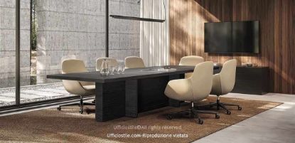 Tavolo riunioni Mux rettangolare da 240 x 120 cm con piano in versione legno impiallacciato, struttura listellare con doppia anima in MDF e interno in abete, impiallacciatura in legno naturale, bordatura in legno spessore 1 mm, spessore totale piano 51 mm e dettagli metallici verniciati a polveri epossidiche nero RAL 9005 goffrato.