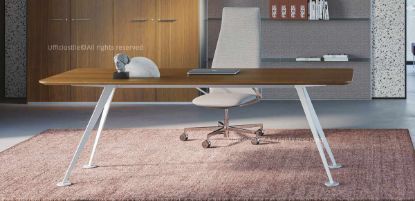 Scrivania da 180 x 90 cm con piano in truciolare nobilitato melaminico antiriflesso spessore 28 mm, bordatura in ABS spessore 2 mm con spigoli smussati, gambe in metallo con basi circolari e finiture disponibili Olmo Chiaro, Noce Canaletto e Olmo Scuro.