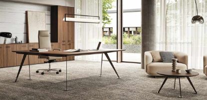 Scrivania direzionale angolare da 200 x 190 cm con piano in truciolare nobilitato melaminico antiriflesso spessore 28 mm, bordi ABS spessore 2 mm con spigoli smussati, allungo laterale da 100 x 60 cm, incavi inferiori per piastra di giunzione e struttura con piastrina in lamiera d’acciaio verniciata a polveri epossidiche.