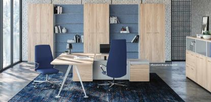 Composizione ufficio completo in finitura Olmo Chiaro con scrivania esecutiva 180 x 90 cm in melaminico spessore 28 mm, basi circolari, mobile di servizio portante da 203 x 60 cm con piano elevabile e cassettiera a 3 cassetti push-pull; nell’immagine sono presenti anche librerie coordinate non comprese nel prezzo.
