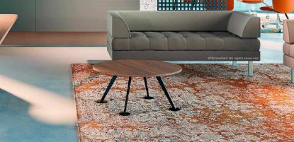Tavolino da caffè rotondo con piano in melaminico finitura Noce Canaletto, diametro 80 cm, altezza 40 cm, spessore 28 mm, piedi circolari sul lato inferiore e finiture disponibili verniciato goffrato bianco, nero o cromato.