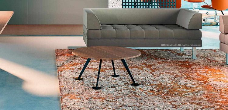 Tavolino da caffè rotondo con piano in melaminico finitura Noce Canaletto, diametro 80 cm, altezza 40 cm, spessore 28 mm, piedi circolari sul lato inferiore e finiture disponibili verniciato goffrato bianco, nero o cromato.