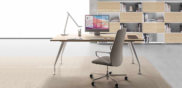 Scrivania indipendente da 180 cm con piano in conglomerato ligneo rivestito melaminico, disponibile nelle finiture bianco, Noce Maroncelli, Rovere chiaro e Rovere scuro, struttura in tubolare metallico conico leggermente piegato, gamba verniciata bianco o antracite semilucido e piedino livellatore cromato.