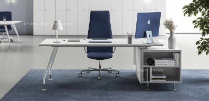 Scrivania da 180 cm con piano in conglomerato ligneo rivestito melaminico, struttura in tubolare metallico conico e mobile di servizio con anta scorrevole soft-closing, divisori interni, griglia metallica per aerazione e passacavi in alluminio con sportello apribile e spazzolina.