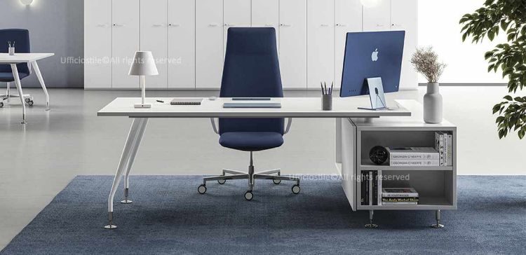 Scrivania da 180 cm con piano in conglomerato ligneo rivestito melaminico, struttura in tubolare metallico conico e mobile di servizio con anta scorrevole soft-closing, divisori interni, griglia metallica per aerazione e passacavi in alluminio con sportello apribile e spazzolina.