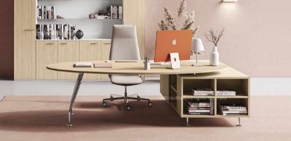 Tavolo scrivania ovale da 250 x 125 cm con piano in conglomerato ligneo rivestito melaminico, struttura in tubolare metallico conico verniciato cromo, mobile di servizio con anta scorrevole soft-closing, divisori interni, griglia metallica per aerazione e passacavi in alluminio con sportello e spazzolina.