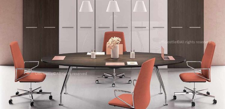 Tavolo riunioni ovale da 250 cm con piano in conglomerato ligneo rivestito melaminico, disponibile nelle finiture bianco, noce Maroncelli, rovere chiaro o rovere scuro, struttura con gambe in tubolare metallico conico verniciato cromo, puntali e piedini livellatori coordinati.