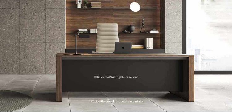 Scrivania direzionale Ono da 200 x 100 cm con piano impiallacciato in legno naturale, top scorrevole con escursione di 13 cm per accesso alla vasca di cablaggio, gambe pannellate, gonna strutturale da 130 x 2 x 55 cm e bordo perimetrale in tranciato di legno spessore 2 mm.